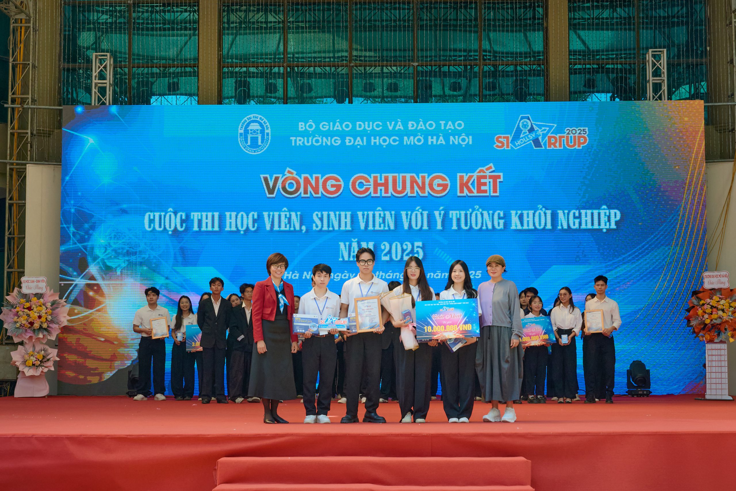 Hình ảnh lễ trao giải nhất, nhì ba cuộc thi Chung kết HOU.SV.STARTUP 2025