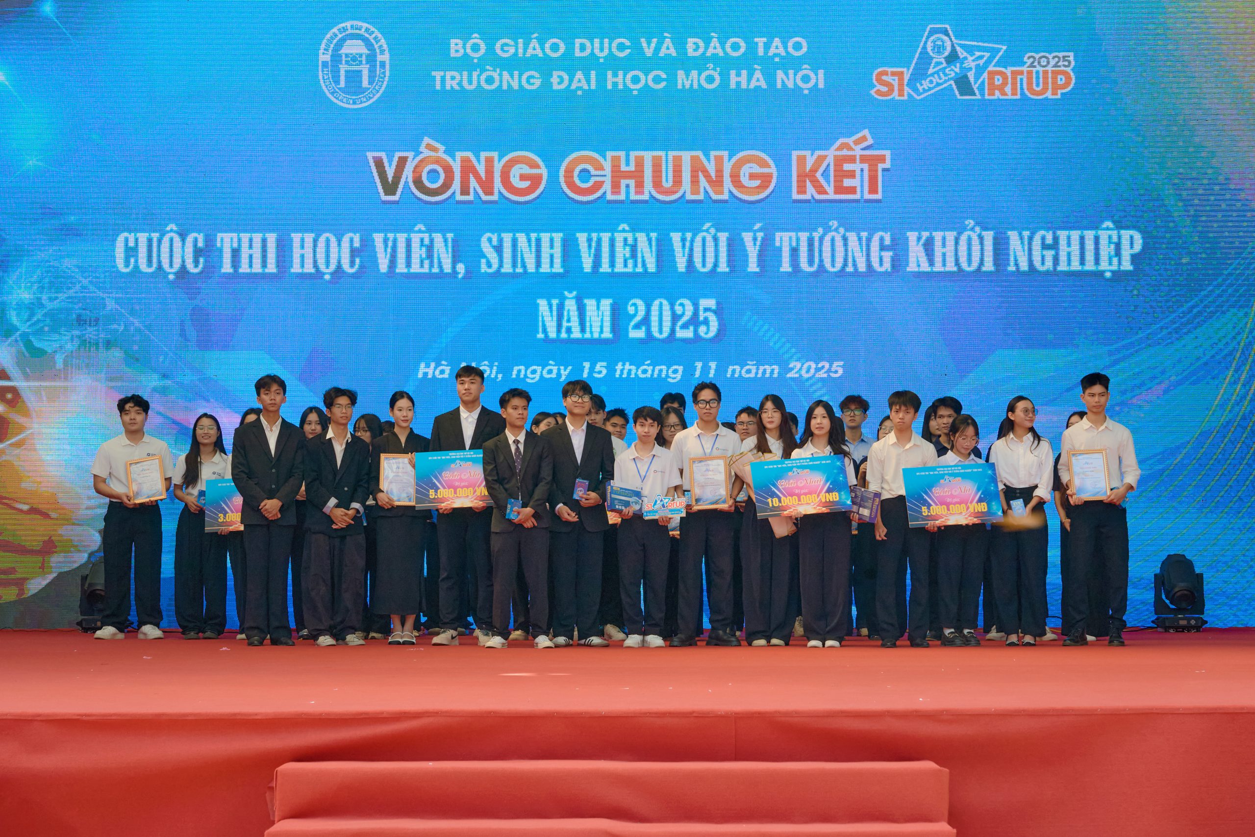 Bùng nổ sáng tạo tại Chung kết HOU.SV.STARTUP 2025