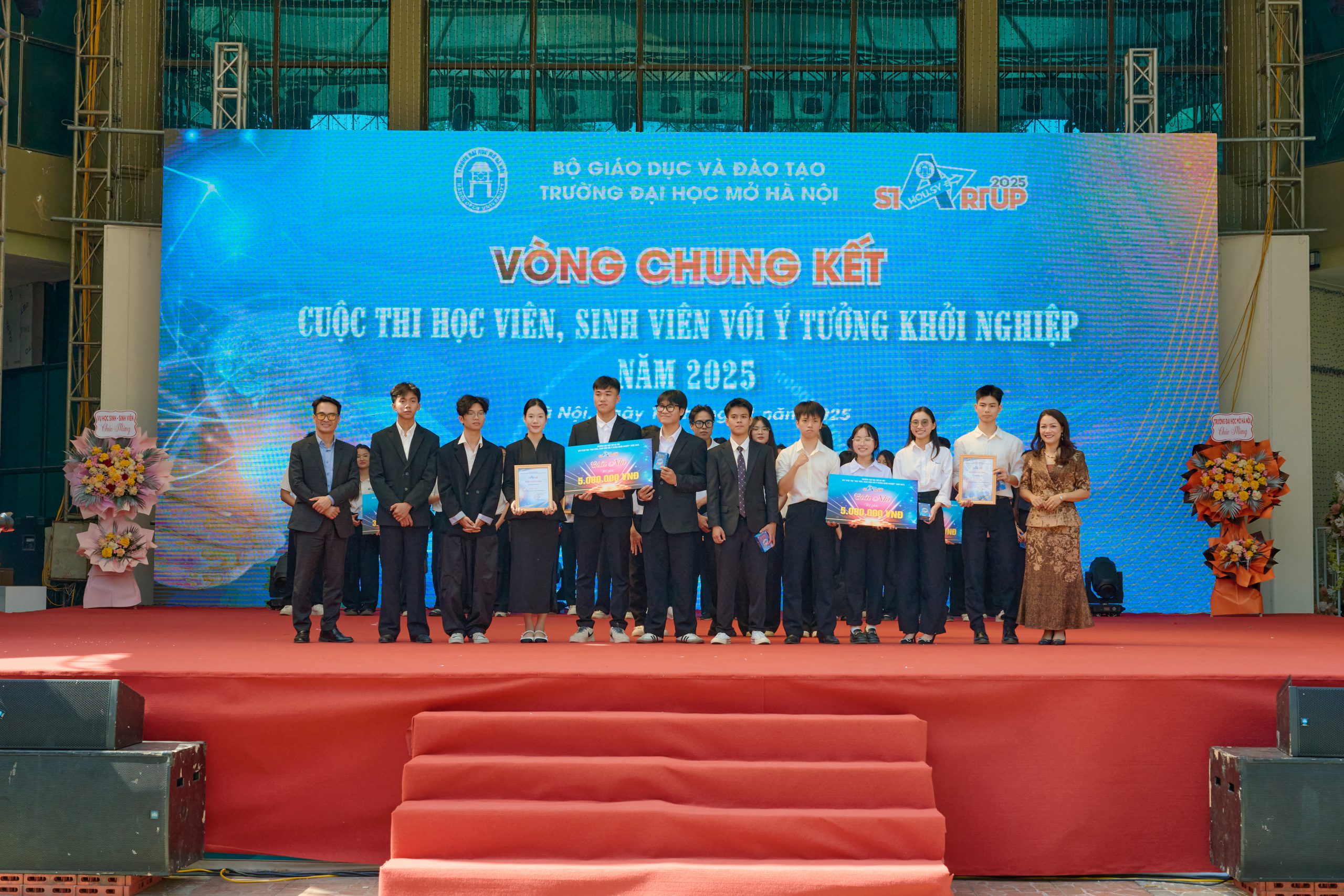 Hình ảnh lễ trao giải nhất, nhì ba cuộc thi Chung kết HOU.SV.STARTUP 2025