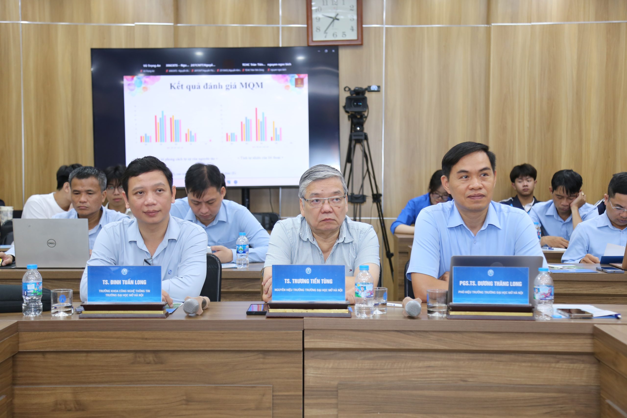 Đoàn chủ tọa điều hành hội thảo