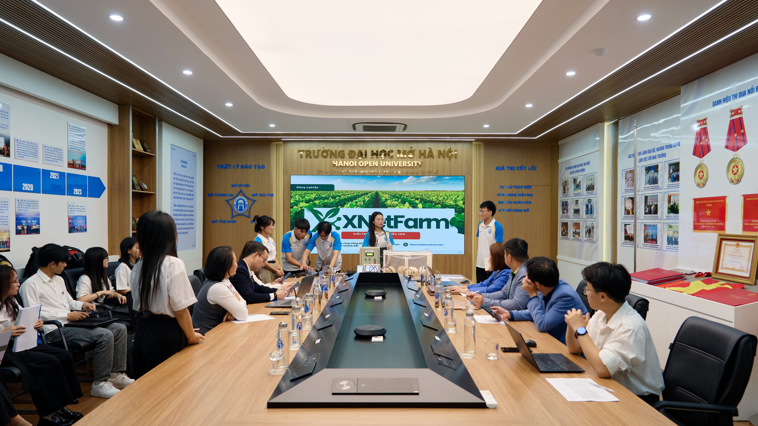Các đội thi trình bày ý tưởng khởi nghiệp