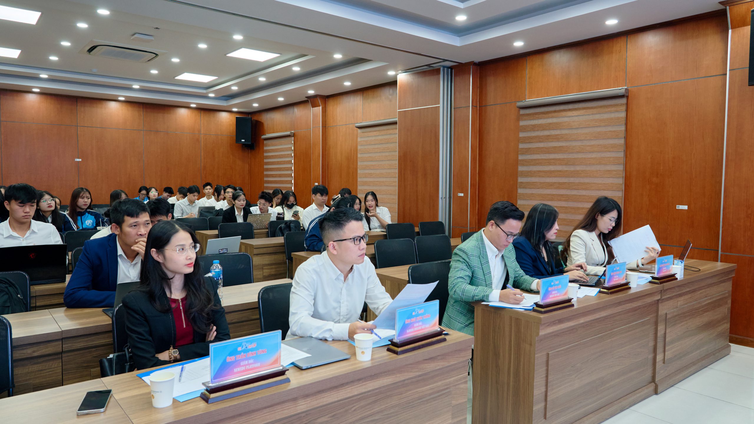 Ban Giám khảo theo dõi phần trình bày của các đội thi