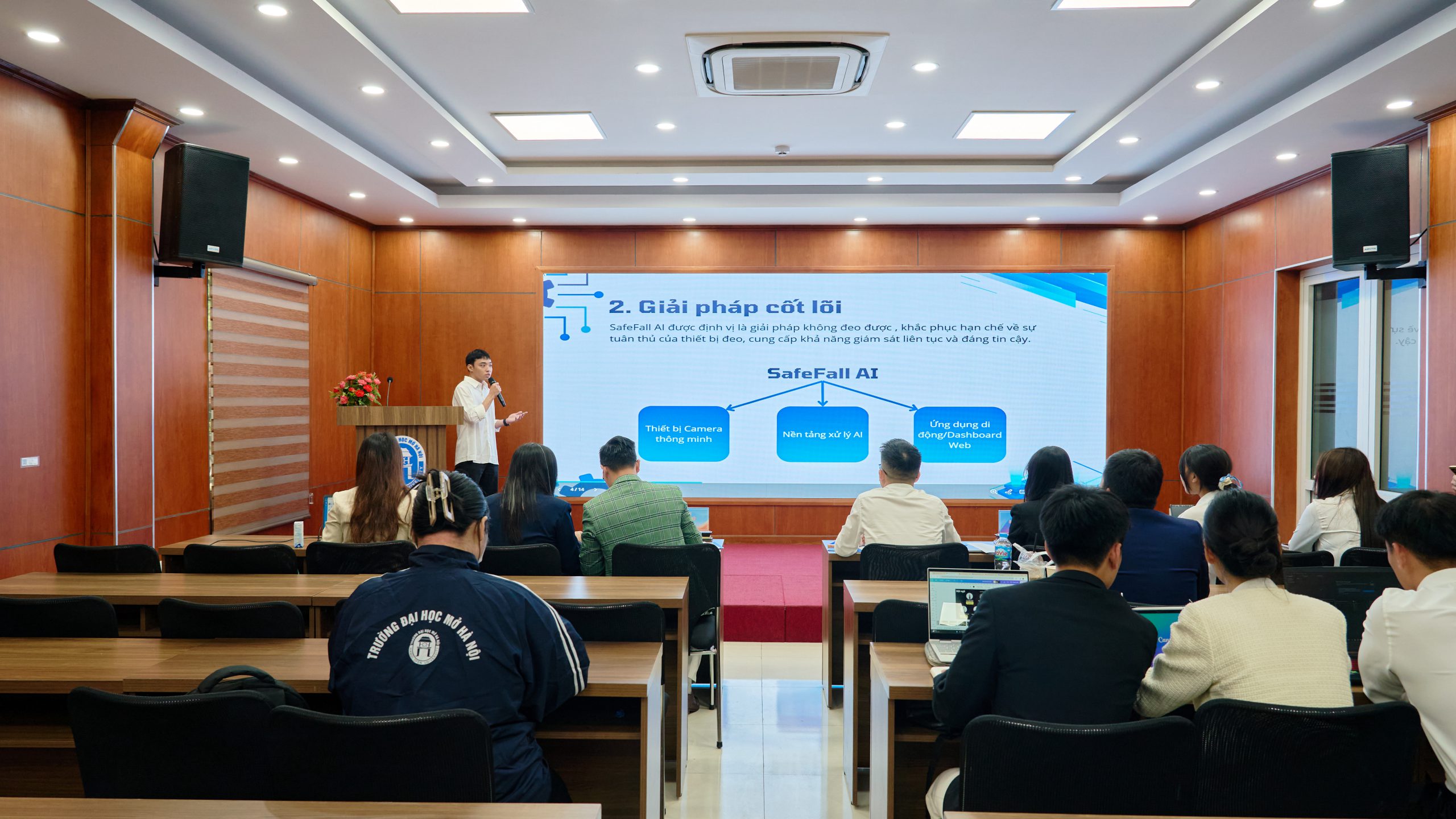 Các đội thi trình bày ý tưởng khởi nghiệp
