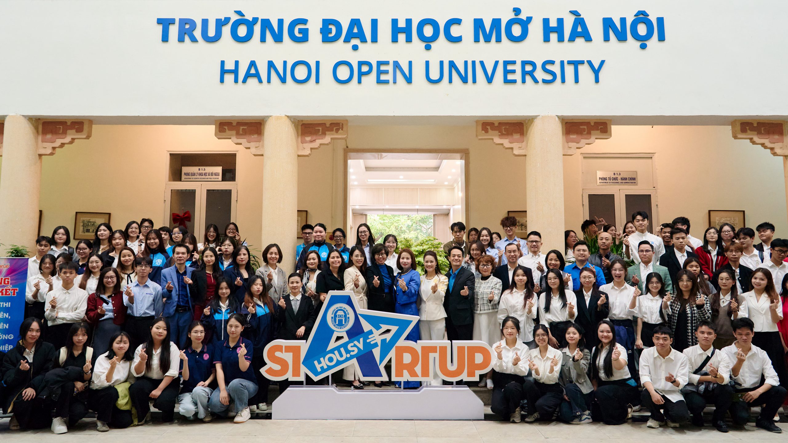 Ban Tổ chức, Ban Giám khảo và các đội thi chụp ảnh lưu niệm