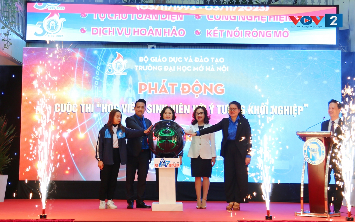 Các đại biểu nhấn nút khởi động Cuộc thi “Học viên sinh viên với ý tưởng khởi nghiệp HOU.SV.STARTUP” năm 2023