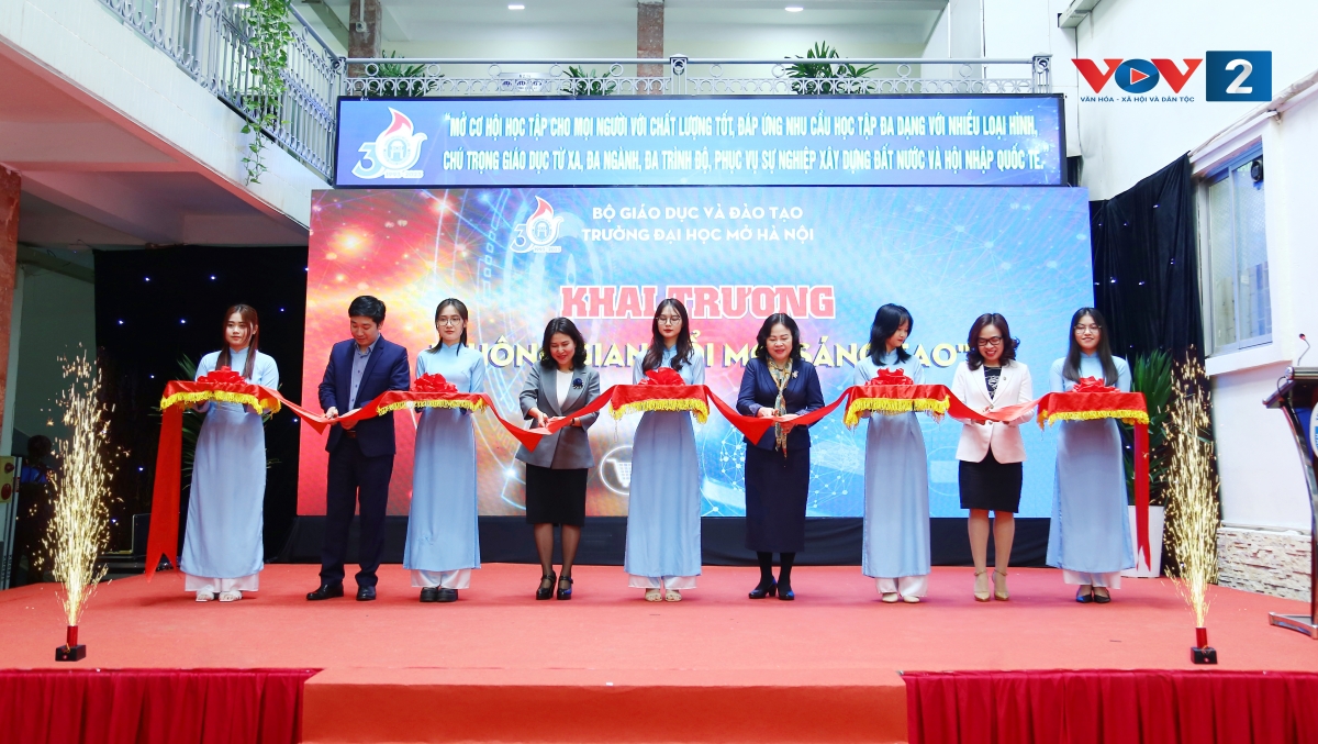 Cắt băng khánh thành