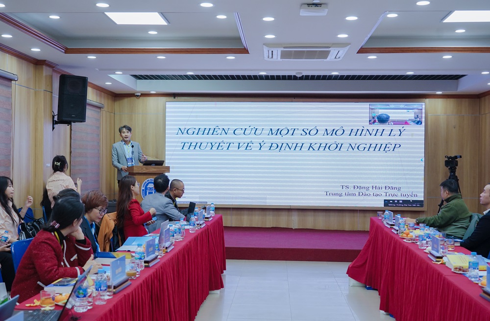 Một số hình ảnh các báo cáo viên trình bày tham luận tại Hội thảo