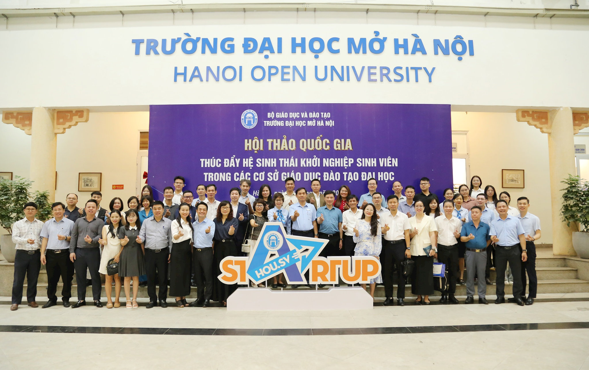 Các chuyên gia, nhà khoa học, giảng viên cùng đại biểu tham dự Hội thảo quốc gia “Thúc đẩy hệ sinh thái khởi nghiệp sinh viên trong các cơ sở giáo dục đại học”.